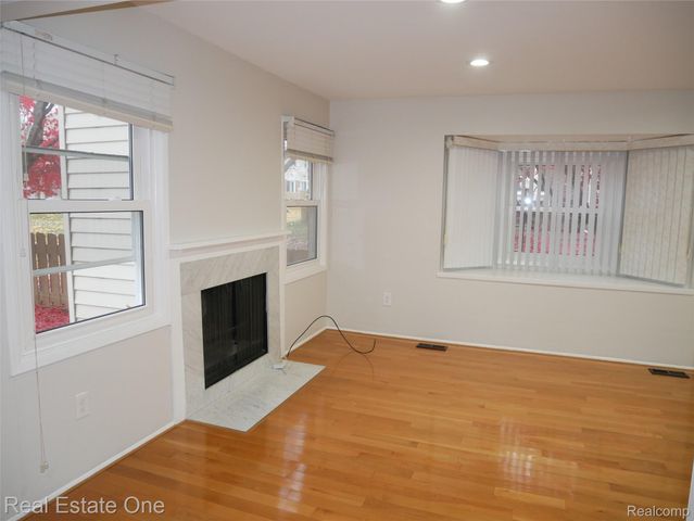 5082 Buckingham, Troy, MI 48098