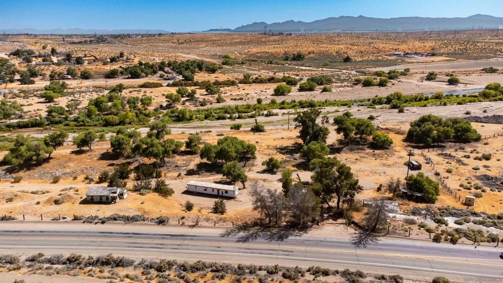 Image 4 of property listing at 17930 National Trails Hwy, Oro Grande, CA 92368