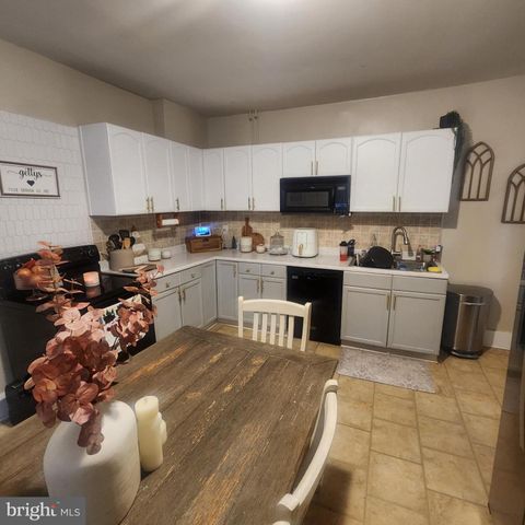 11 E LANCASTER ST, Red Lion, PA 17356