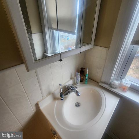 11 E LANCASTER ST, Red Lion, PA 17356