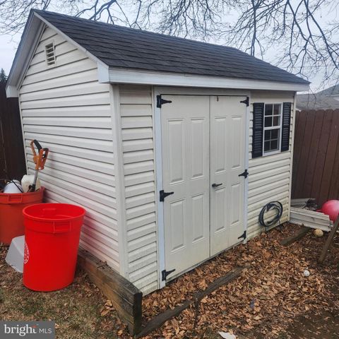 11 E LANCASTER ST, Red Lion, PA 17356