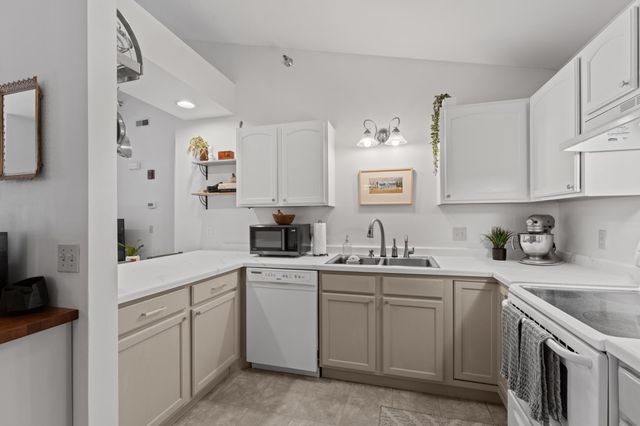 1878 Deerhaven Lane NE 14, Rochester, MN 55906