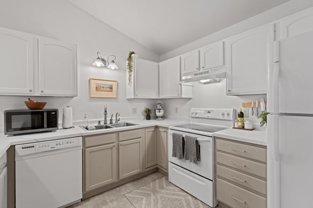 1878 Deerhaven Lane NE 14, Rochester, MN 55906