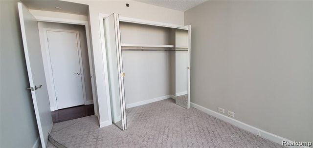 3320 Spinnaker (18b) Lane, Detroit, MI 48207