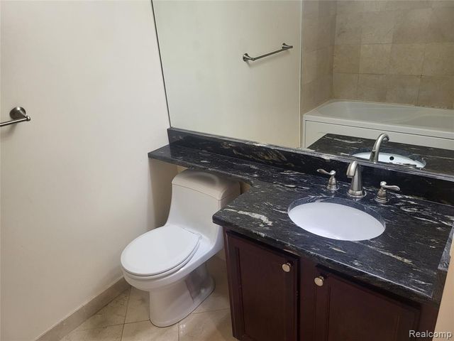 3320 Spinnaker (18b) Lane, Detroit, MI 48207