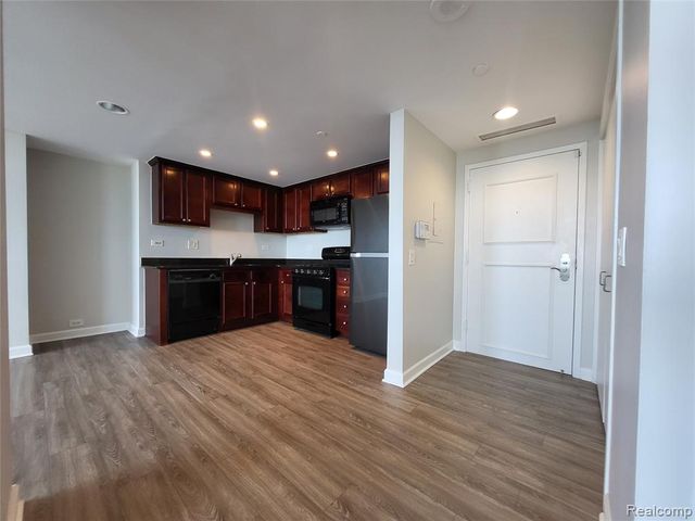 3320 Spinnaker (18b) Lane, Detroit, MI 48207