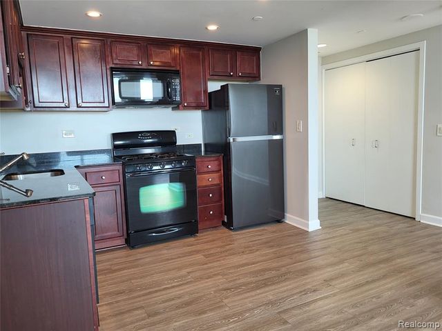 3320 Spinnaker (18b) Lane, Detroit, MI 48207