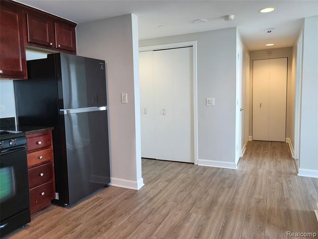 3320 Spinnaker (18b) Lane, Detroit, MI 48207