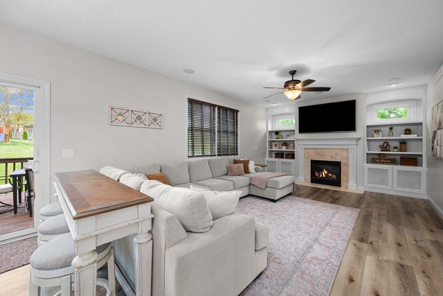 609 5 Street N, Leclaire, IA 52753