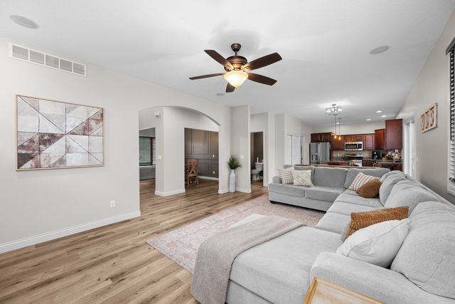 609 5 Street N, Leclaire, IA 52753