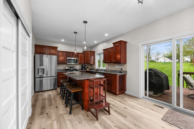 609 5 Street N, Leclaire, IA 52753