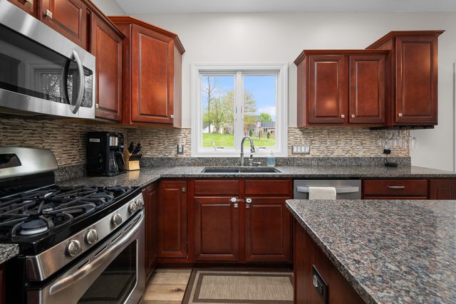 609 5 Street N, Leclaire, IA 52753