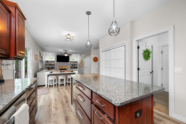 609 5 Street N, Leclaire, IA 52753