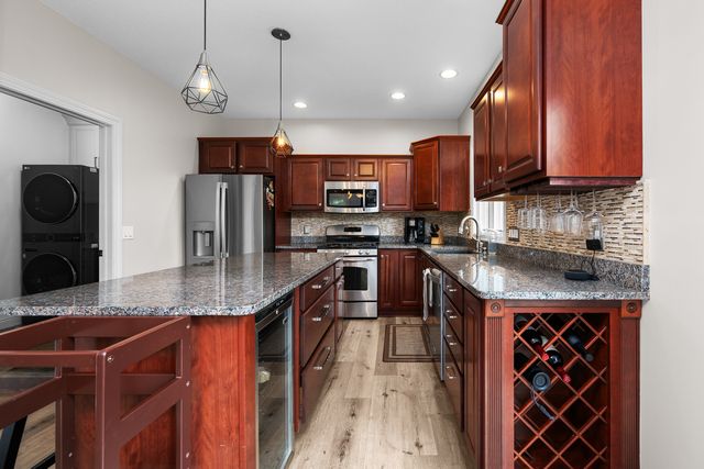 609 5 Street N, Leclaire, IA 52753