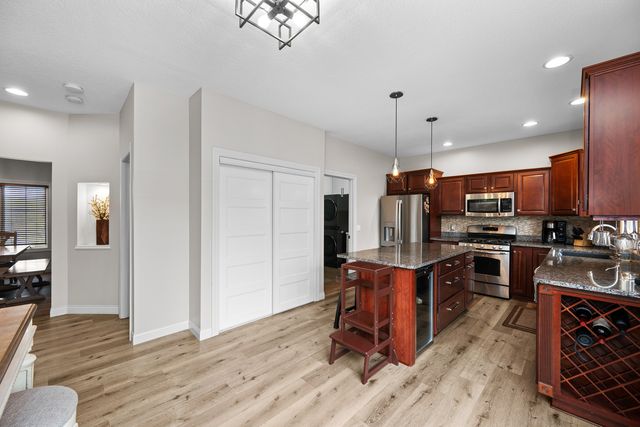609 5 Street N, Leclaire, IA 52753