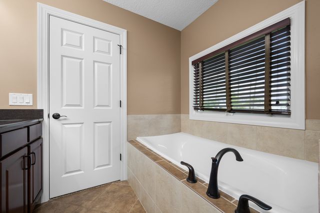 609 5 Street N, Leclaire, IA 52753