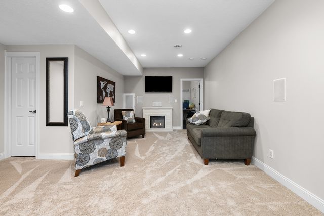609 5 Street N, Leclaire, IA 52753