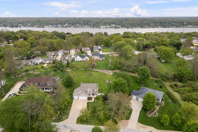 609 5 Street N, Leclaire, IA 52753