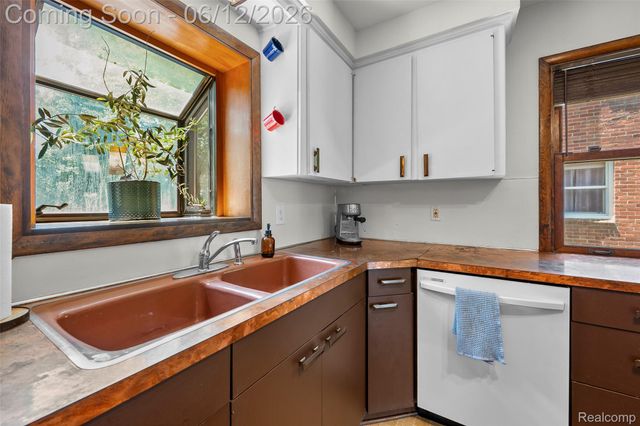 10467 W 11 Mile Road, Huntington Woods, MI 48070
