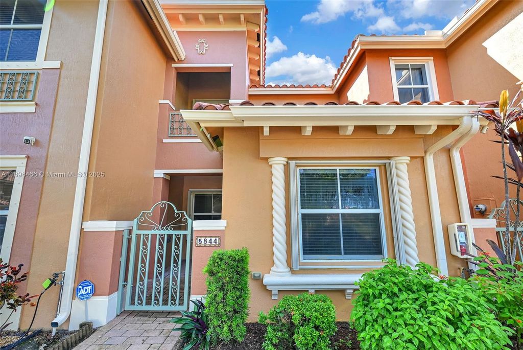 5844 Siena Ln, Hollywood, FL 33021