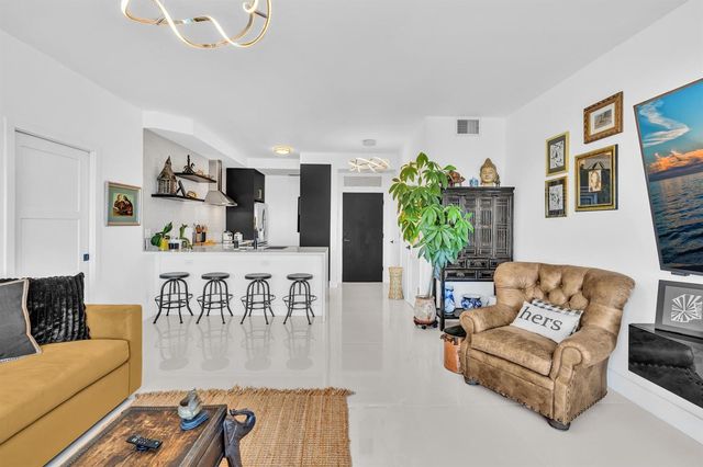 701 E Camino Real 12g, Boca Raton, FL 33432