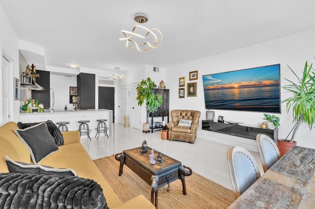 701 E Camino Real 12g, Boca Raton, FL 33432