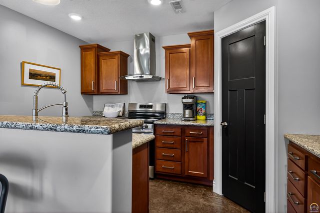 6318 SW 44th Ct, Topeka, KS 66610