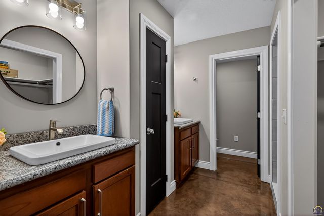 6318 SW 44th Ct, Topeka, KS 66610