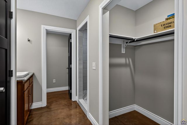 6318 SW 44th Ct, Topeka, KS 66610