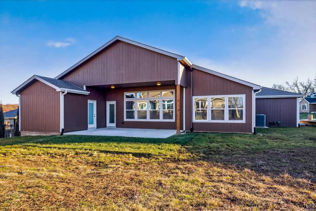 6318 SW 44th Ct, Topeka, KS 66610