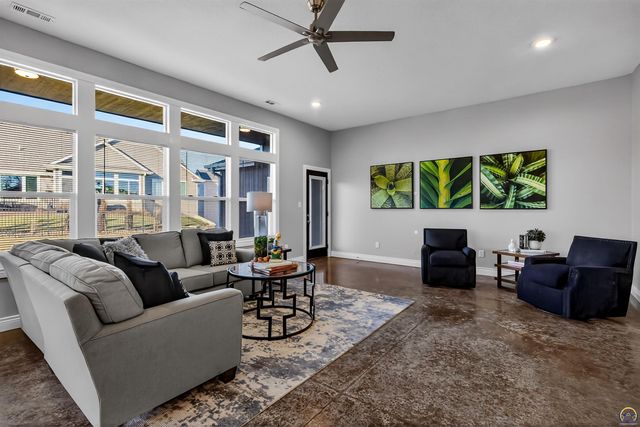 6318 SW 44th Ct, Topeka, KS 66610