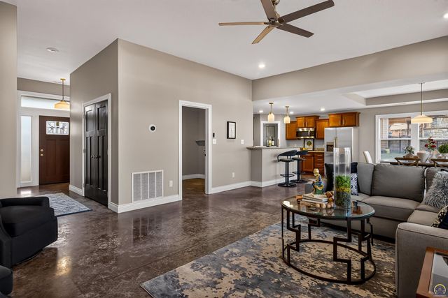 6318 SW 44th Ct, Topeka, KS 66610