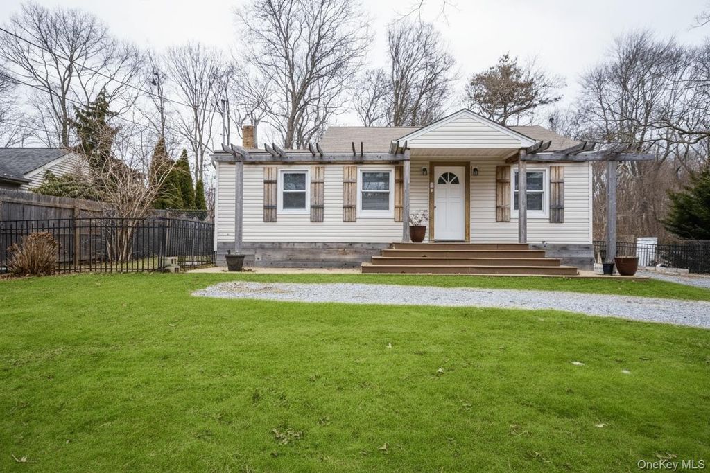 27 Cynthia Lane, Center Moriches, NY 11934