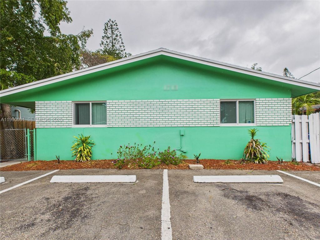 1713 SW 11th Ct, Fort Lauderdale, FL 33312