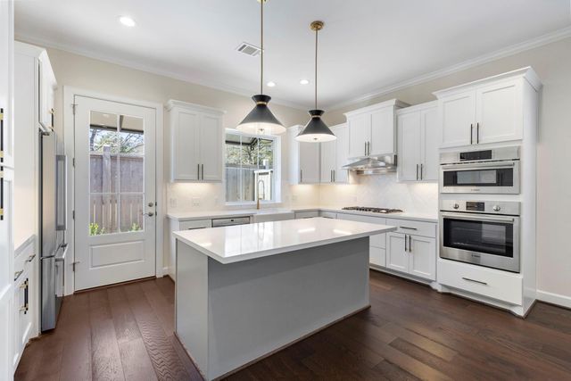 106 Magnolia Green Street, Shenandoah, TX 77384
