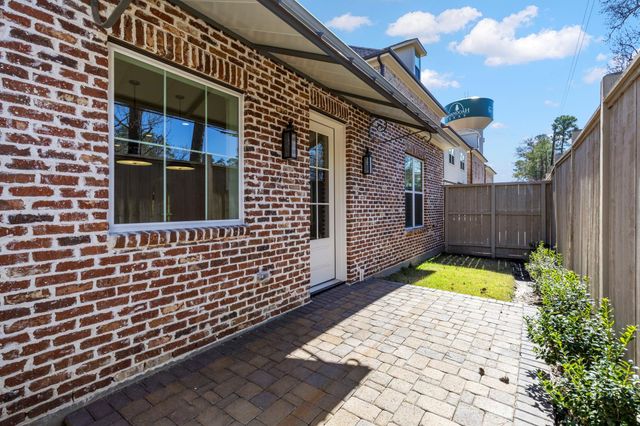 106 Magnolia Green Street, Shenandoah, TX 77384
