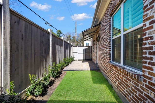 106 Magnolia Green Street, Shenandoah, TX 77384