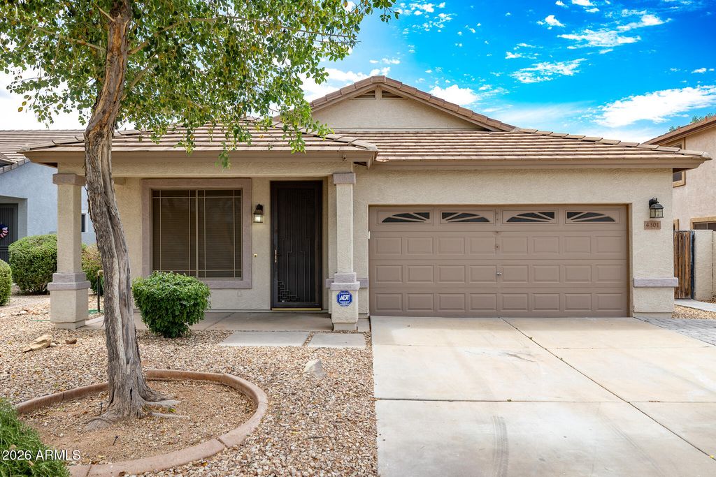 Image 3 of property listing at 4301 E OXFORD Lane, Gilbert, AZ 85295