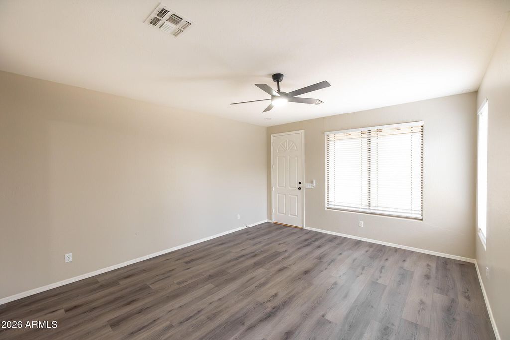 Image 4 of property listing at 4301 E OXFORD Lane, Gilbert, AZ 85295