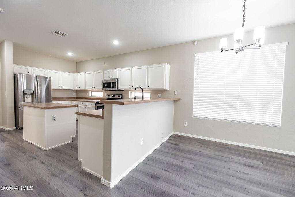 Image 7 of property listing at 4301 E OXFORD Lane, Gilbert, AZ 85295