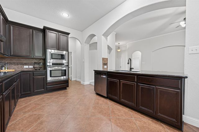 110 Carriage Court, Magnolia, TX 77354