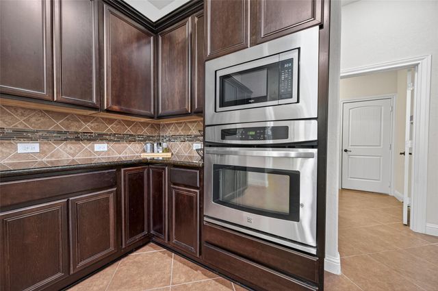 110 Carriage Court, Magnolia, TX 77354