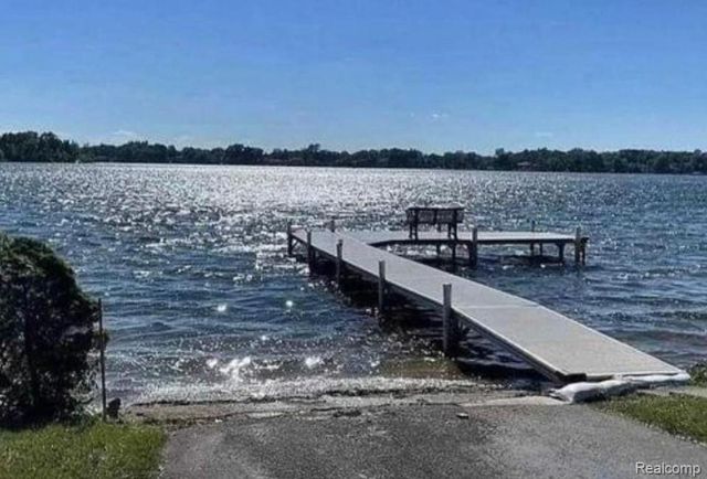 3201 Heatherstone Court, Orion Charter Township, MI 48360