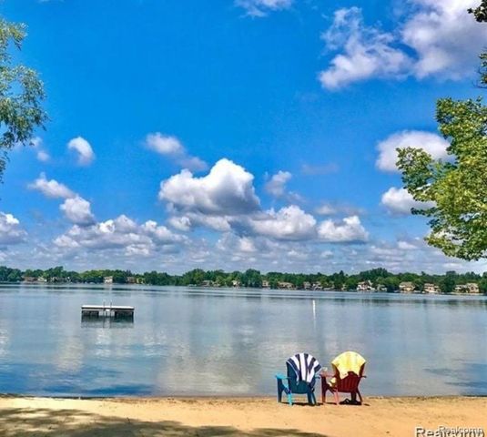 3201 Heatherstone Court, Orion Charter Township, MI 48360