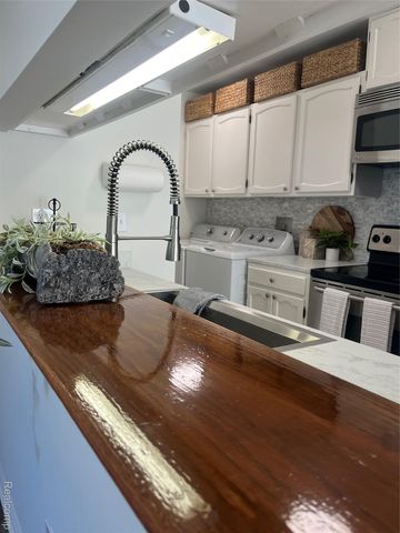 3201 Heatherstone Court, Orion Charter Township, MI 48360