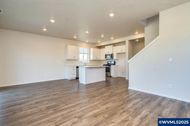 364 Greencrest St NE, Salem, OR 97301