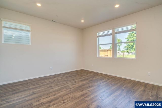 364 Greencrest St NE, Salem, OR 97301