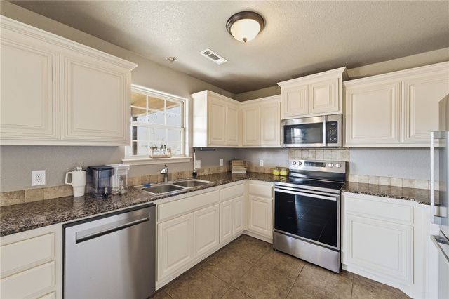 677 Olivia Lane, Centerton, AR 72719