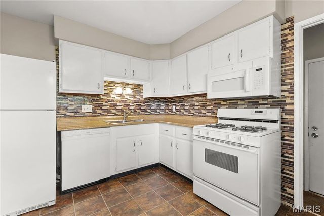 2558 Carousel Court, Florissant, MO 63031