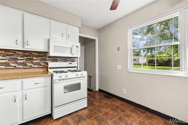 2558 Carousel Court, Florissant, MO 63031